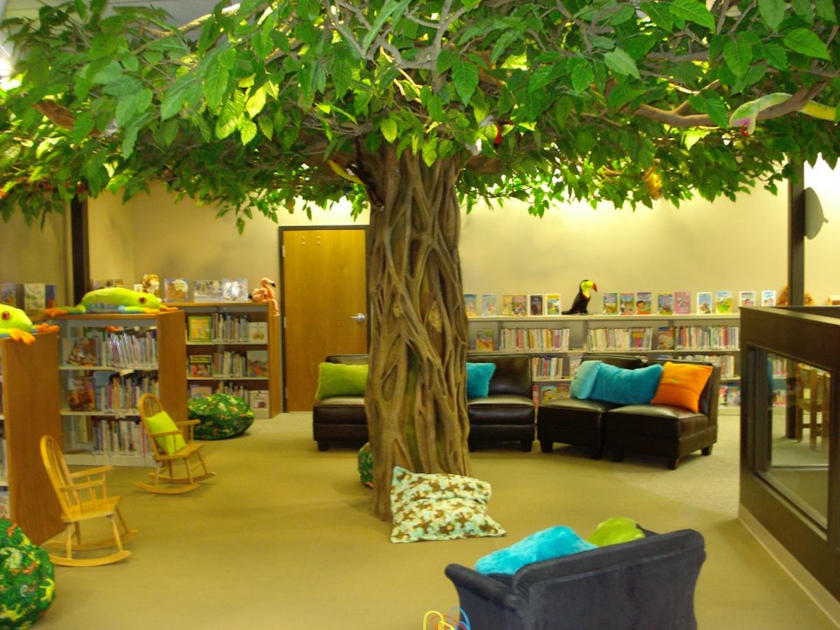 Library tree. Дерево школа. Читательская комната. Лес детская библиотека дизайн. Дерево в дизайне школы.